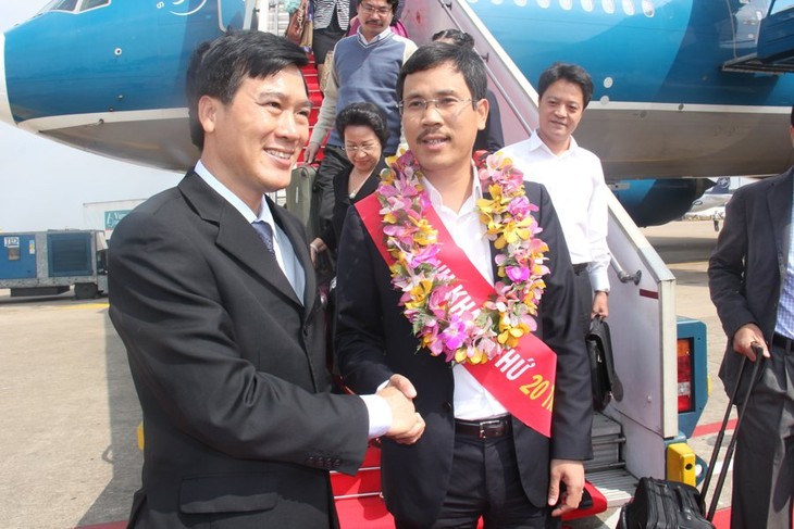 Hành khách thứ 20 triệu thông qua Cảng Hàng không Quốc tế Tân Sơn Nhất trong năm 2013. - ảnh 1